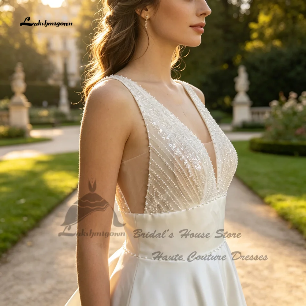 Lakshmigown Minimalistisches A-Linien-Brautkleid aus Satin 2027, schlichte Hochzeitskleider mit Perlen und Taschen, V-Ausschnitt, Perlenbesatz am Oberteil, maßgefertigt – Detail 4