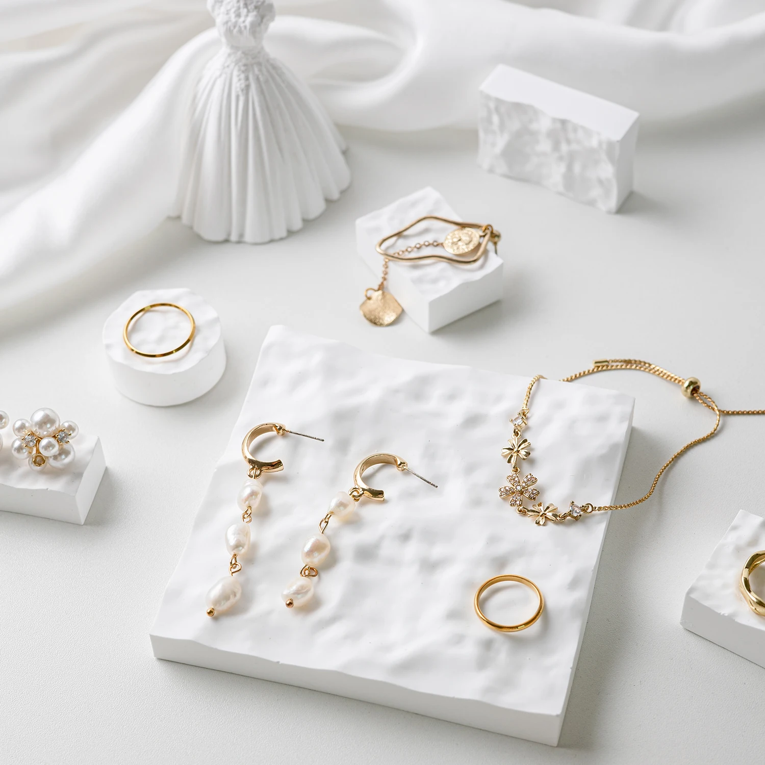 ชั้นวางเครื่องประดับพื้นผิวสีขาว, ต่างหู, แหวน, สร้อยคอ, ถาดแสดงเครื่องประดับ, เครื่องประดับ, อุปกรณ์ประกอบฉากการถ่ายภาพ, แผ่นพลาสเตอร์