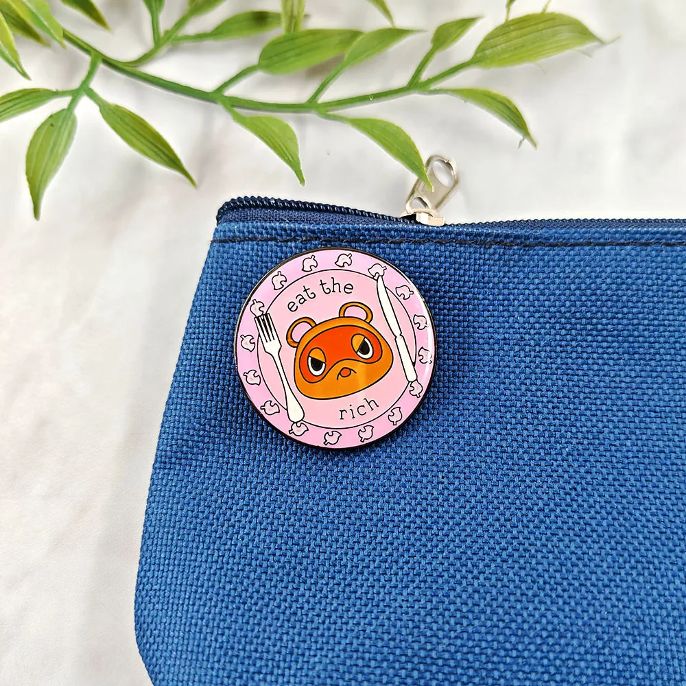 Comer o rico dos desenhos animados urso de pelúcia broche rosa divertido estilo rebelde pino de metal urso irritado faca garfo padrão crachá mochila decoração