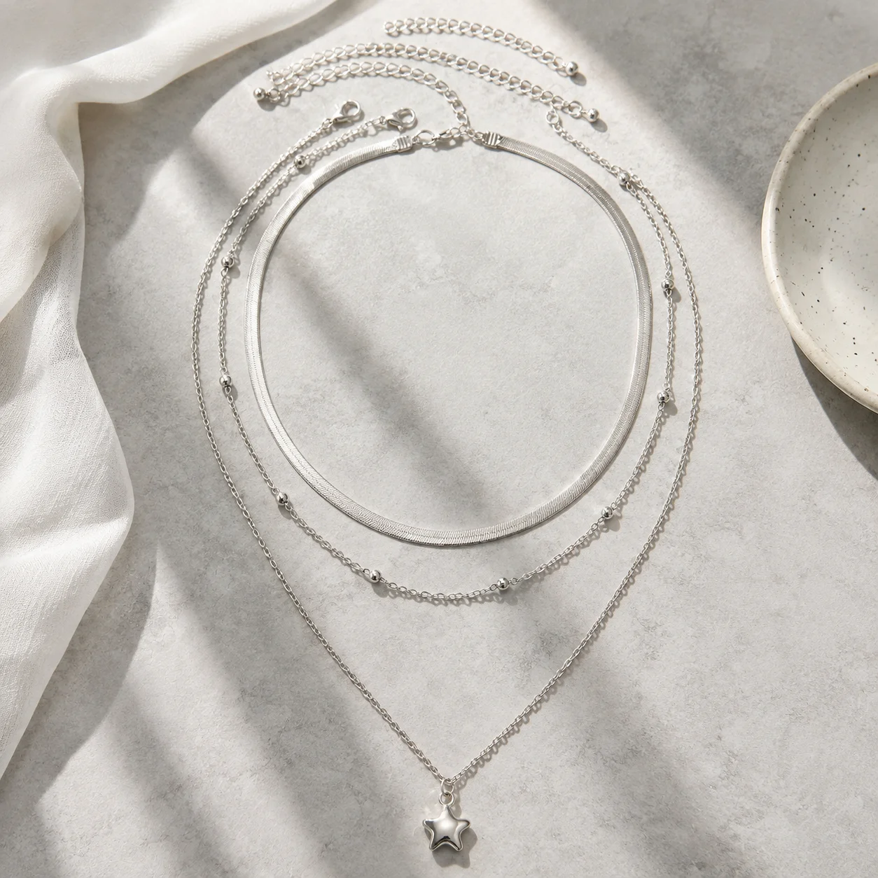 Mit Geschenkbox 3-teiliges versilbertes mehrlagiges Halsketten-Set für Damen, Sternanhänger, Perlenkette, Fischgrät-Choker, trendiges Schmuckgeschenk – Detail 6