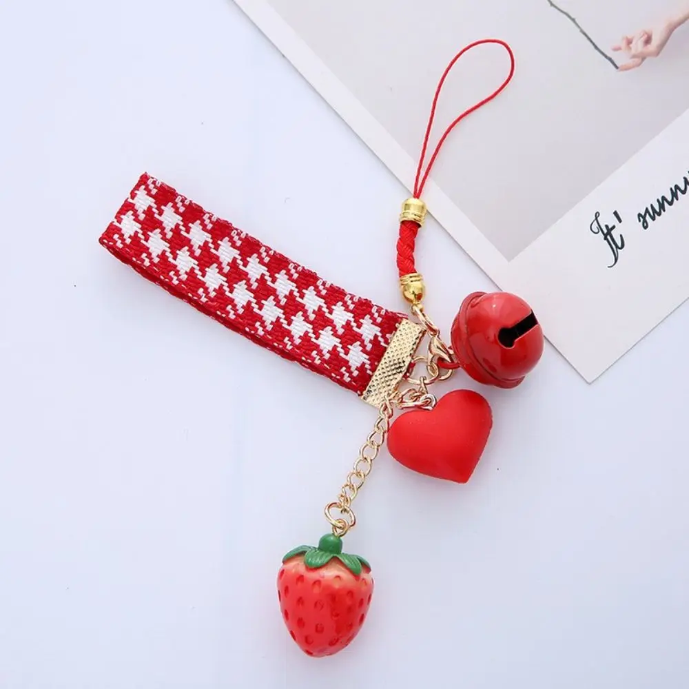 

Red Cute Car Key charms Women Jewelry Gift For Friend Backpack Pendant Strawberry Heart Keychain Key Holder Key Accessories