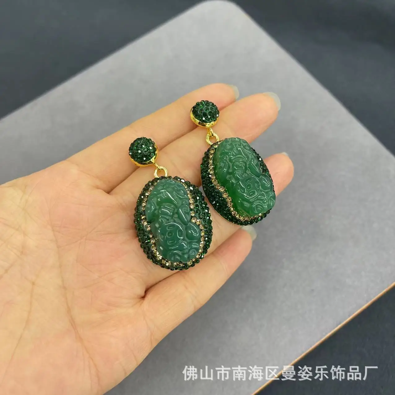 

Natural agate chalcedony Pip clay inlay craft earrings Douyin French retro fashion natural stone earrings