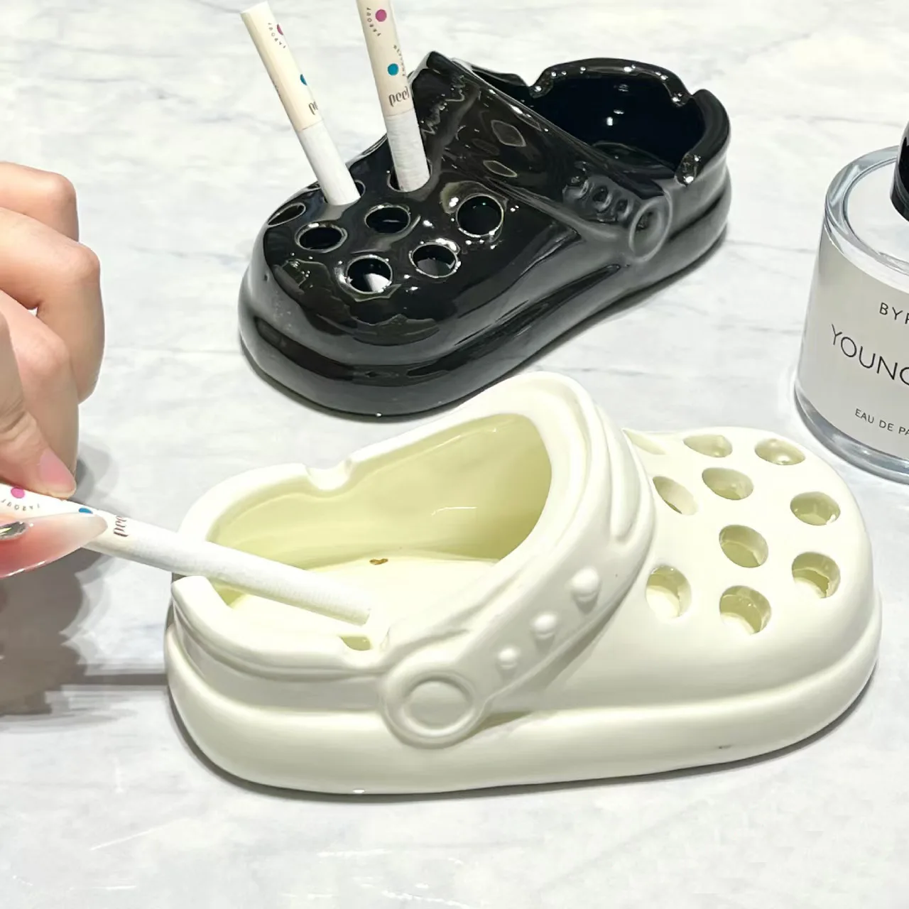 

Cute Resin Crocs Style Ashtray with Lid - Anti-Fly Ash Windproof Design for Home/Office/Desktop