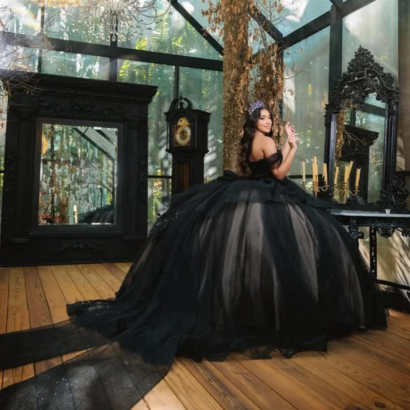 ชุดเดรสงาน Quinceañera สีดำเงา แบบเปิดไหล่ ประดับคริสตัลวิบวับ พร้อมหางยาวและโบว์ใหญ่ vestidos de 15 Quinceañera ﻿ ปรับแต่ง