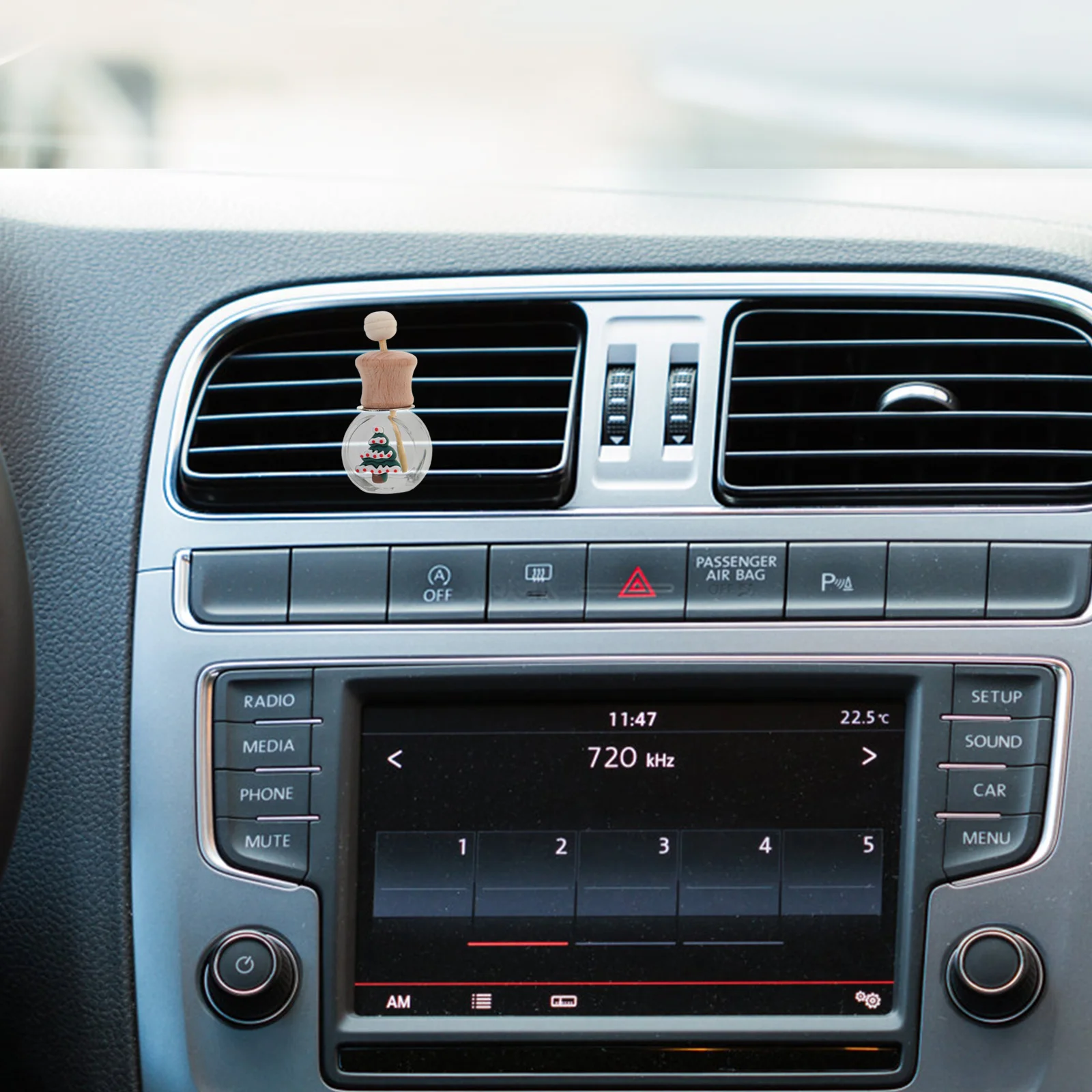 

4Pcs Christmas Car Air Freshener Vent Clips Wood Glass Snowman Santa Claus Stocking Tree Car Diffuser Bottle Aromatherapy