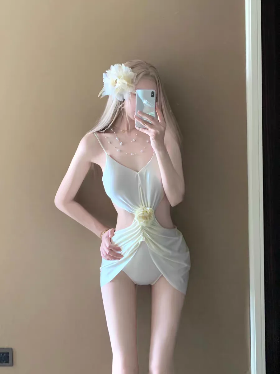 

Новый купальник 2026 Pure Desire с цветочным узором и вырезами, сексуальный стиль, для пляжного отдыха и фотосессий, с эффектом похудения и отбеливания кожи