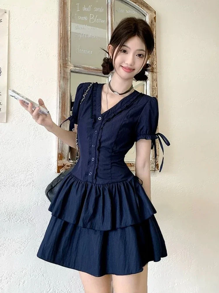 ชุดเดรสสีน้ำเงินสไตล์วินเทจสวยงามแบบยุค 2000 ชุดเดรสแขนสั้นคอวีทรงเข้ารูปสำหรับฤดูร้อน ดีไซน์เก๋ไก๋แบบชิ้นเดียว