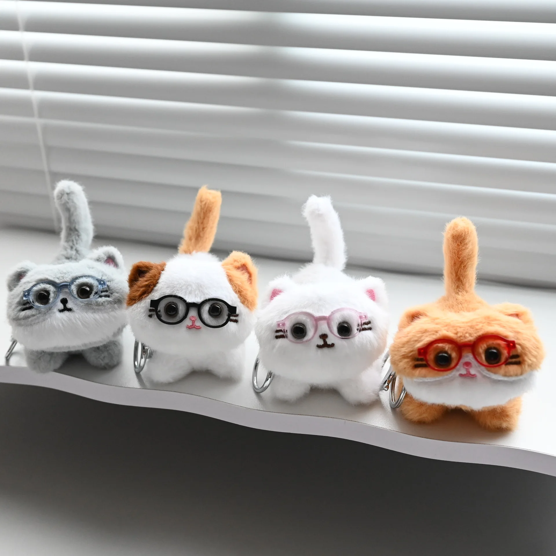 Nowe, urocze pluszowe okulary, zawieszka z kotkiem, breloczek, lalka kot z wysoką stopą estetyczną.