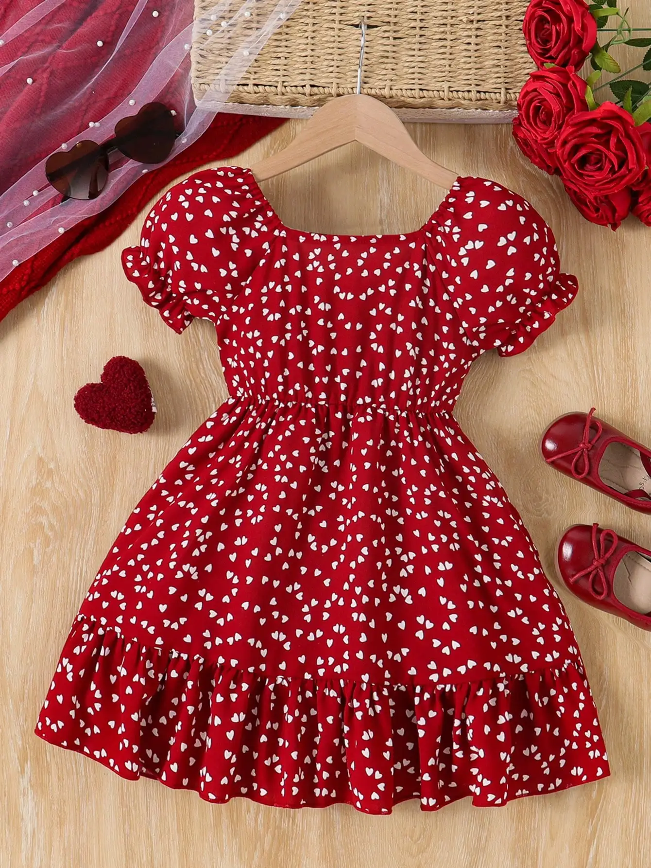 

Платье для девочек с принтом красных сердечек, квадратным вырезом, пышными рукавами и оборками по низу