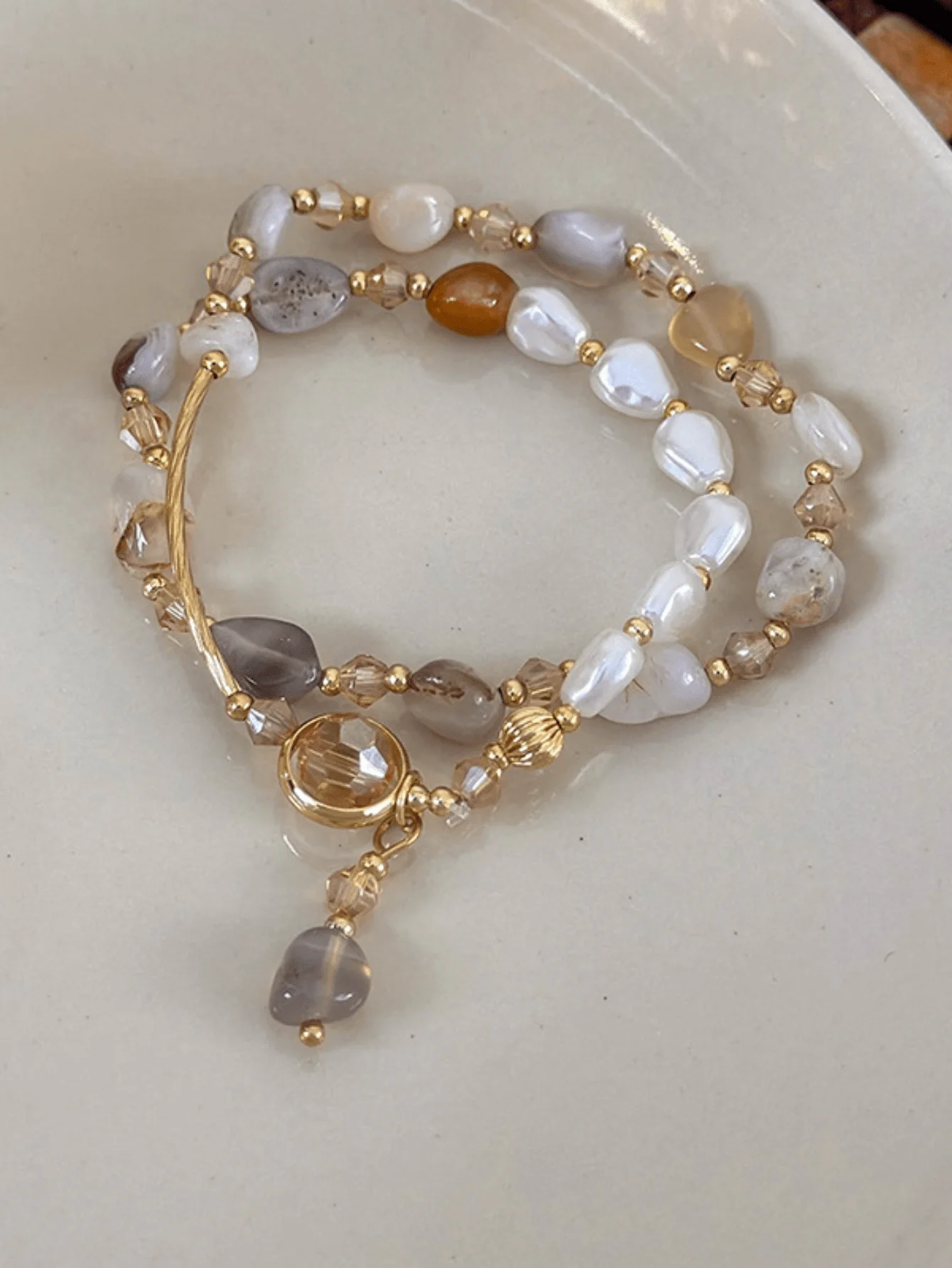 

Многослойный браслет с бусинами, искусственным жемчугом и вставками из натурального камня