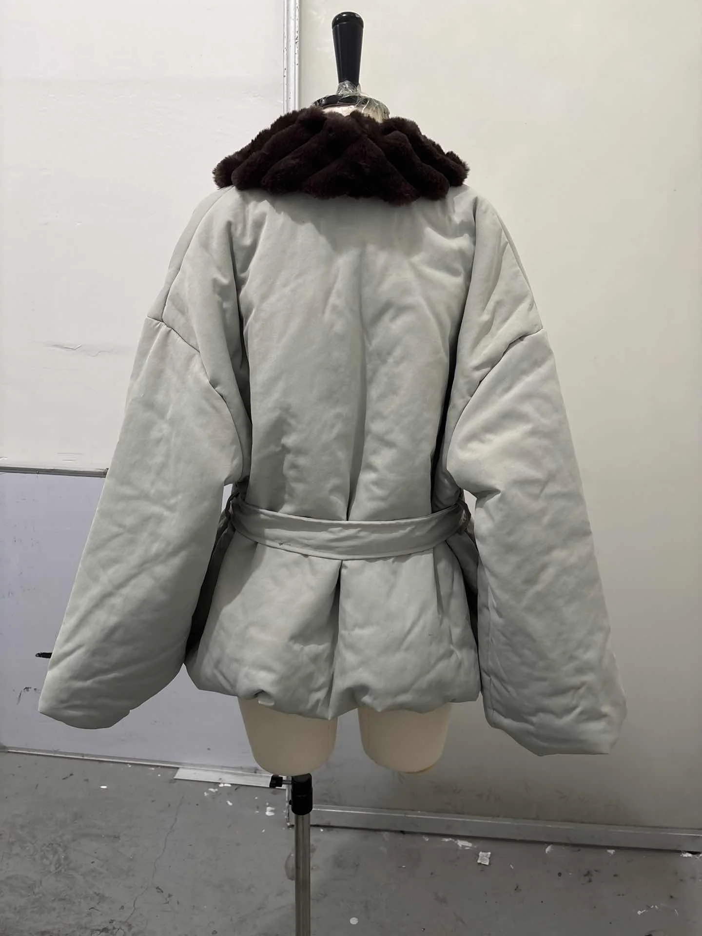 2026 Neue Damen High-Street-Jacke Trendige Patchwork-Kunstpelzkragen-Oberbekleidung Lässige Elegante Schnürung Lose Dicke Jacke – Detail 9