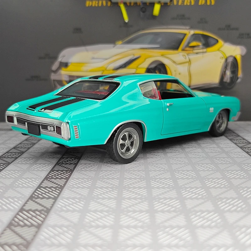 

Модель автомобиля Chevrolet Chevelle 454 1970 года, масштаб 1:24, из сплава, с открывающимися дверями, звуком и светом, подарок для любителей спортивных автомобилей.