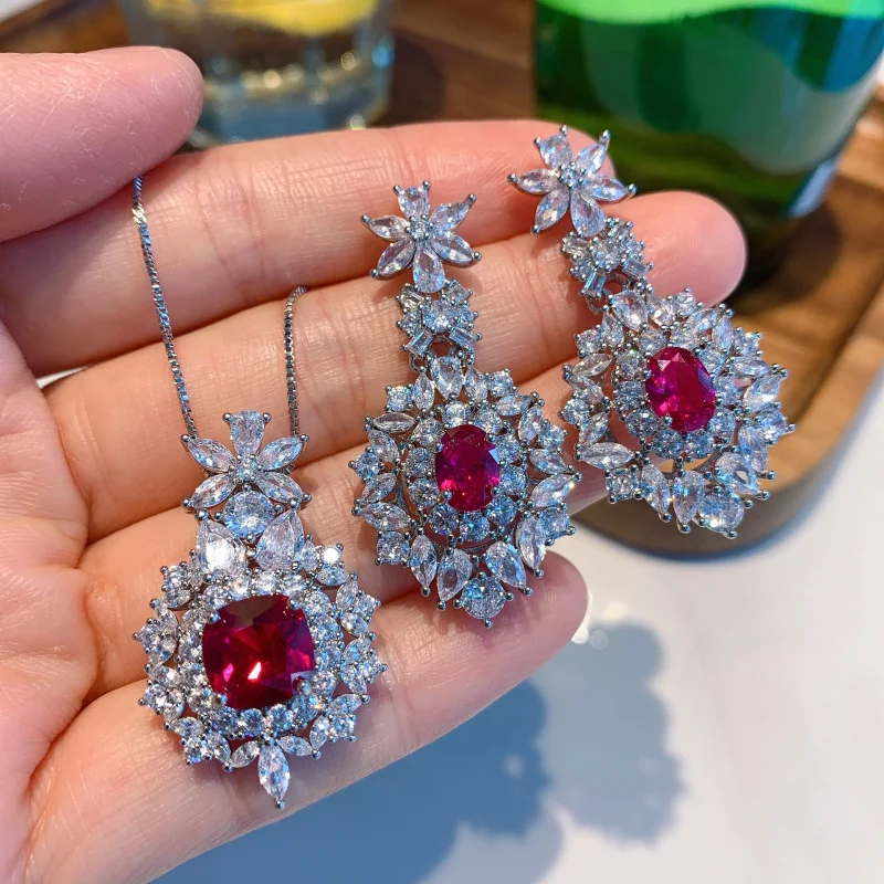 

Jewelry European and American Pigeon Blood Ruby Luxury Inlaid Jewelry Set Main Pendant 9*9* Earrings 6*8