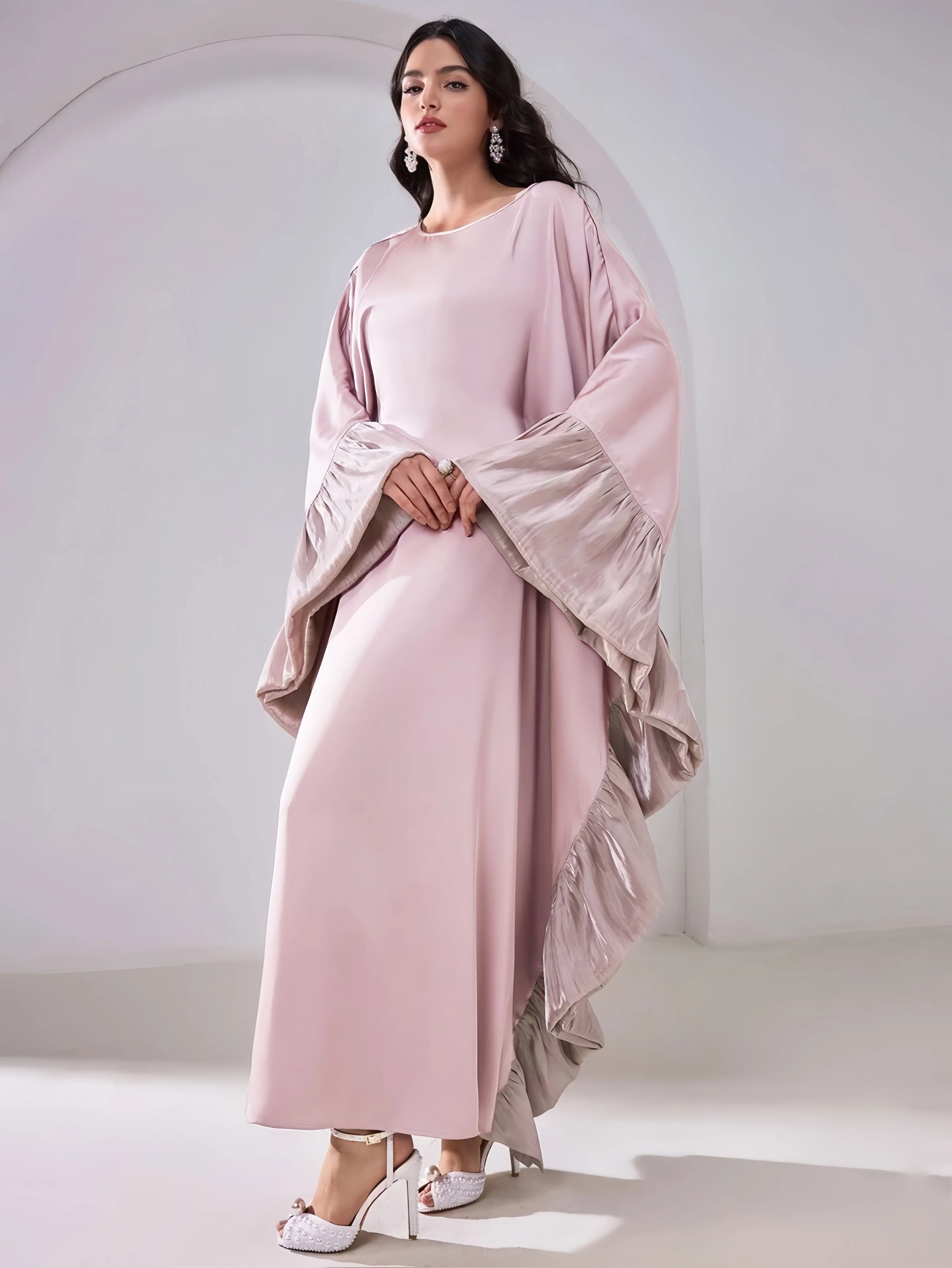 Dubai moslim dames roze satijnen abaya met gegolfde elegante lengte kledingstuk bescheidenheid en high fashion flair voor speciale gelegenheden