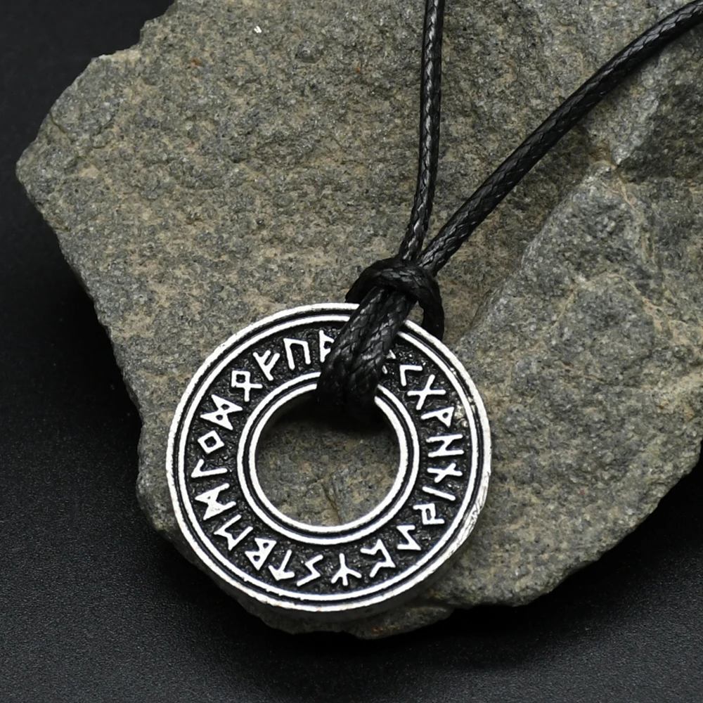 Dropshipping Slavic Norway Valknut with the Elder Futhark Runes Pagan Amulet Pendant Men Necklace Scandinavian Viking Jewelry