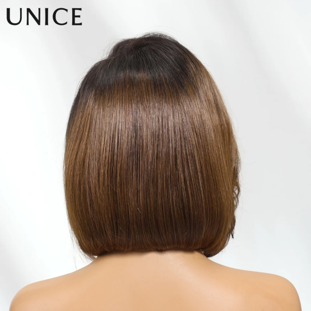 วิกผมบ๊อบสีน้ำตาลอ่อนแบบมีแสกข้าง ยี่ห้อ UNice ทำจากผมแท้ พร้อมโคนสีดำ  แบบมีเชือกผูก  ขนาด 7x5  ผ้าลูกไม้  ตัดแต่งทรงแล้ว  ฟอกสีแล้ว  ไม่ต้องใช้กาว  ความหนาแน่น 150%