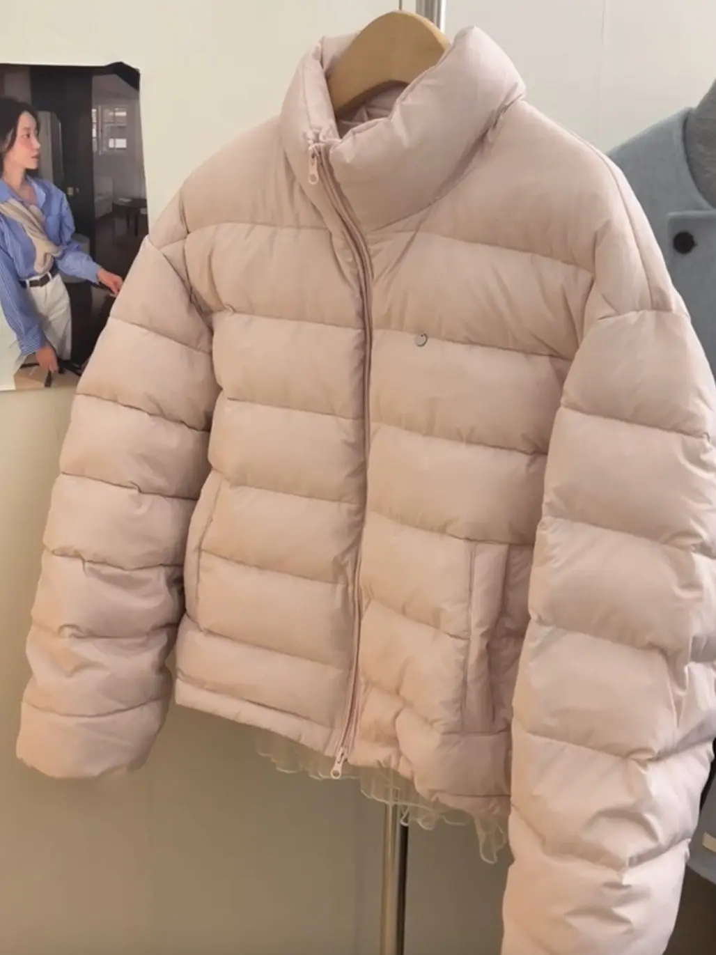 

Розовая утепленная хлопковая куртка с воротником-стойкой для женщин: модная повседневная зимняя верхняя одежда в трендовом стиле для города