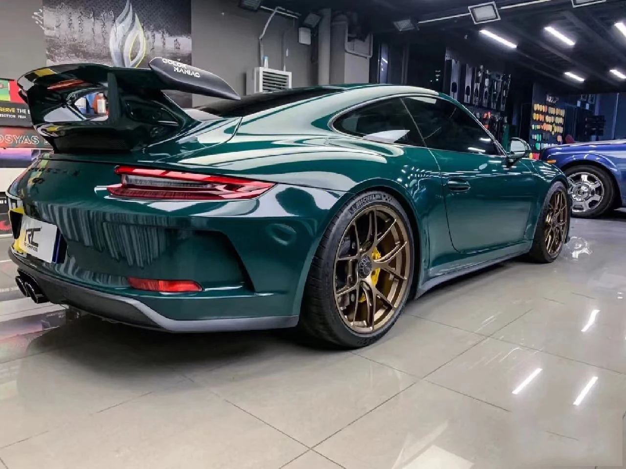 

Dark Green Glossy Crystal PET Backing Car Wrap Vinyl High-Quality Durable Auto Protect Sauce for Vehicle