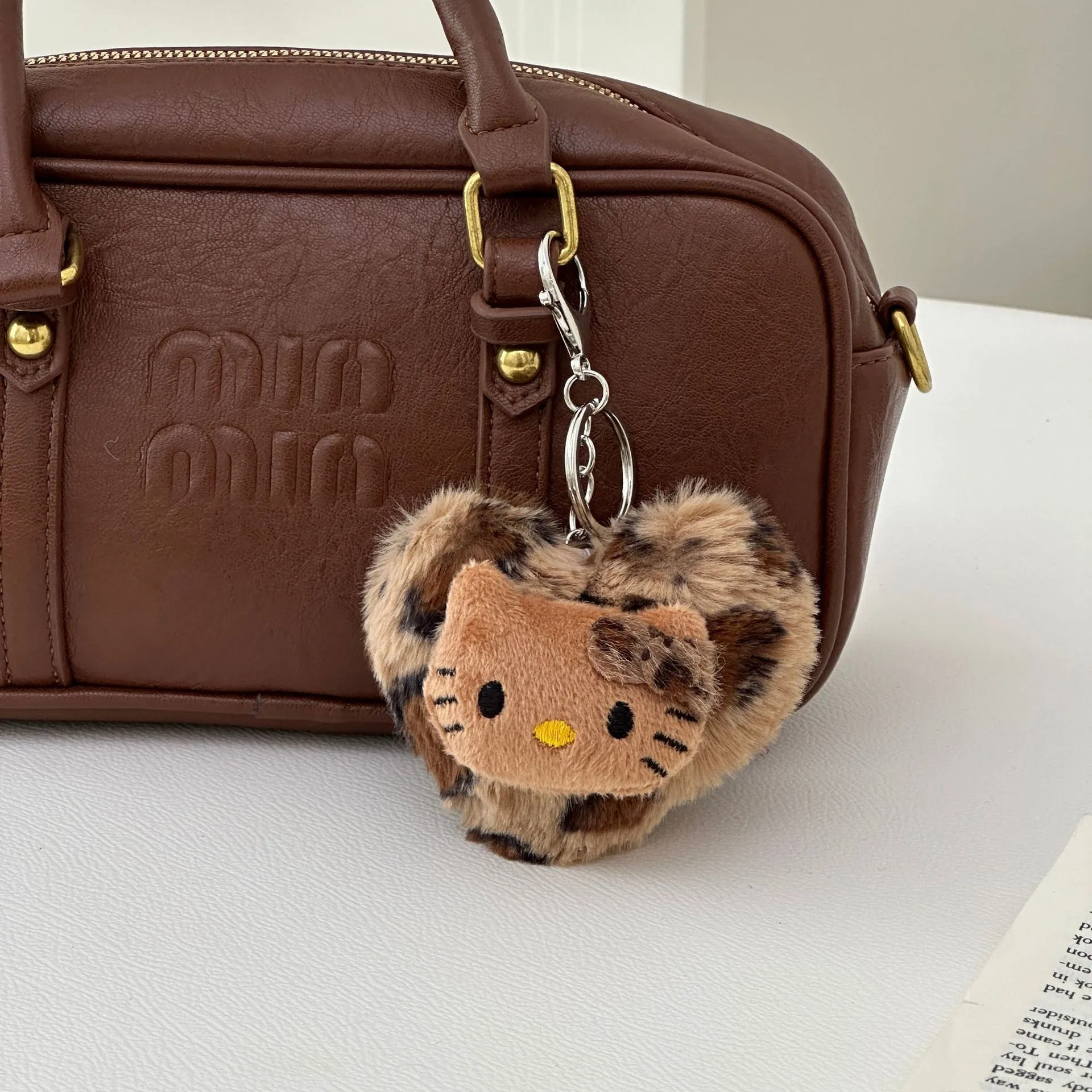 Novo Chaveiro de Pelúcia Estilo Instagram, Gato Fofo, Estampa de Leopardo Retrô, Preto, com Design Feminino e de Coração, Pingente para Bolsa e Mochila
