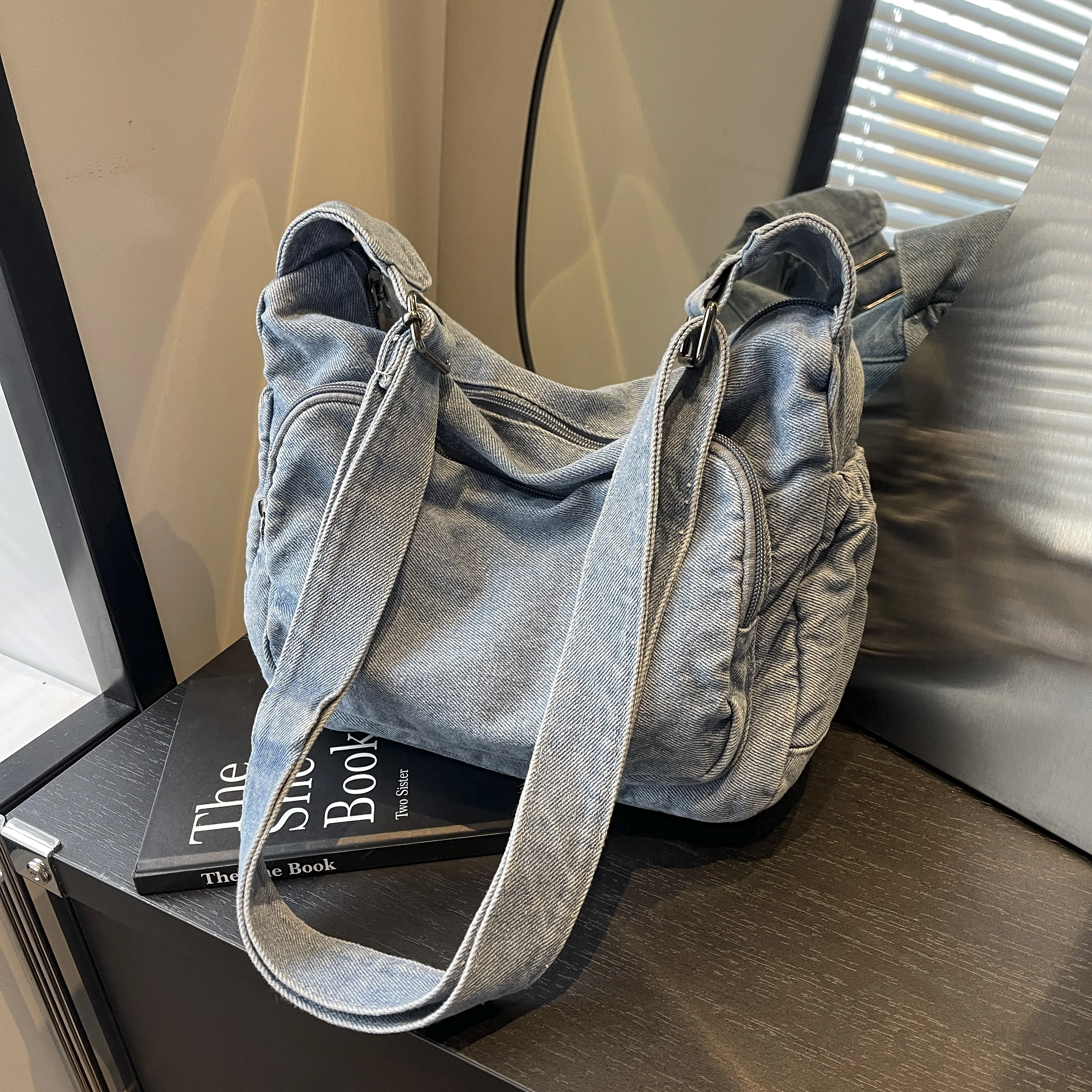 

Джинсы большой вместимости, удобная легкая сумка через плечо с несколькими карманами и широким ремнем