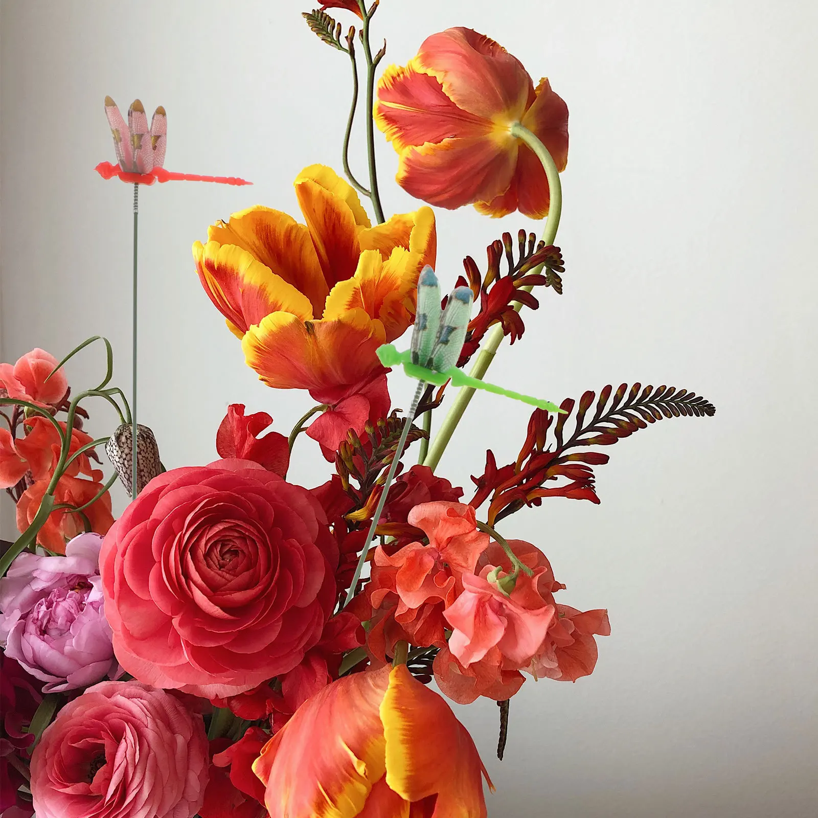 50 قطعة من أوتاد اليعسوب للحديقة، مادة PVC عالية الجودة، مظهر واقعي لتزيين النباتات الداخلية والخارجية، حصص اليعسوب