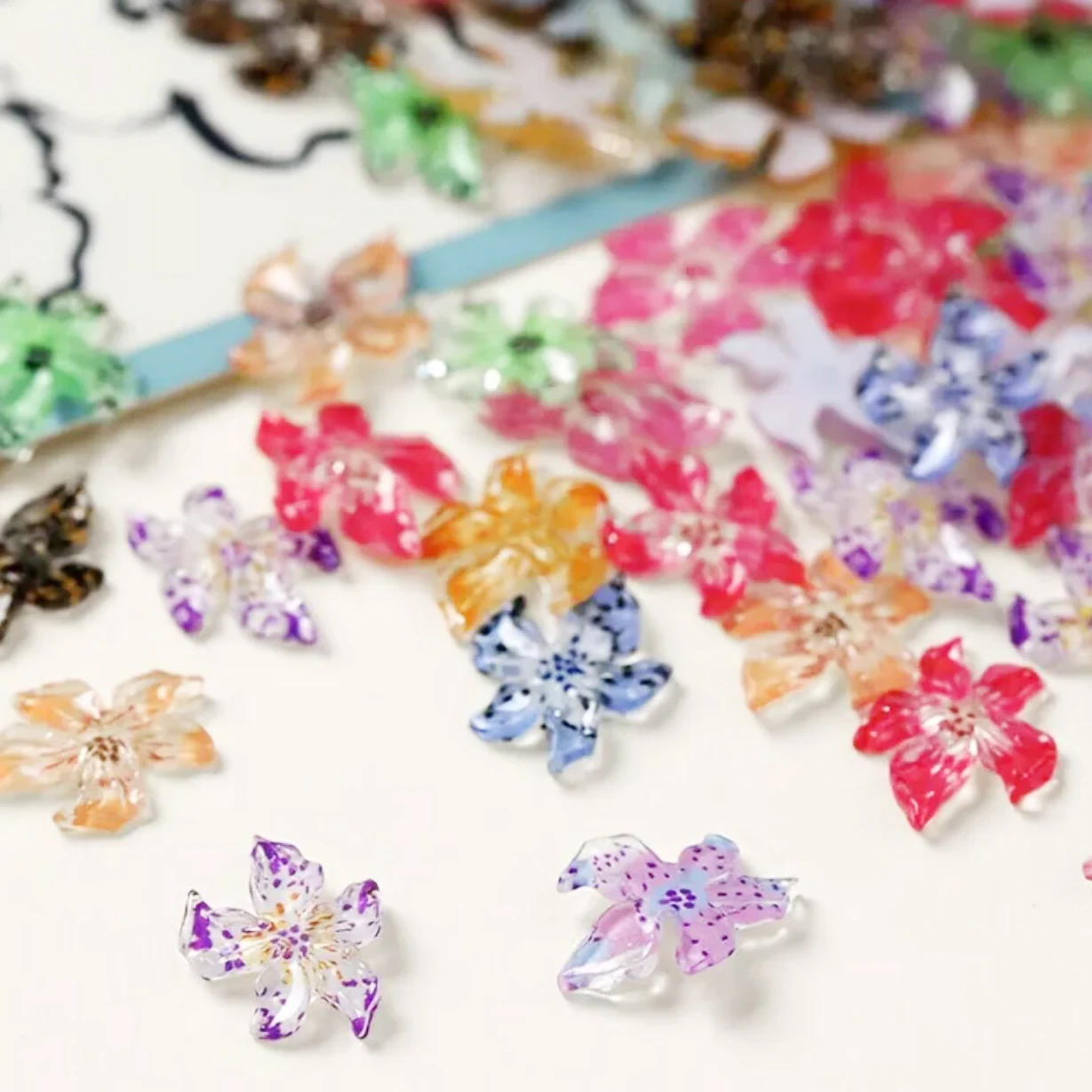 12 rejillas mixtas de lirio Sakura, coloridos dijes 3D para decoración de uñas, cristal de hielo, gradiente, estampado de leopardo, flores, decoraciones para uñas, piezas de manicura