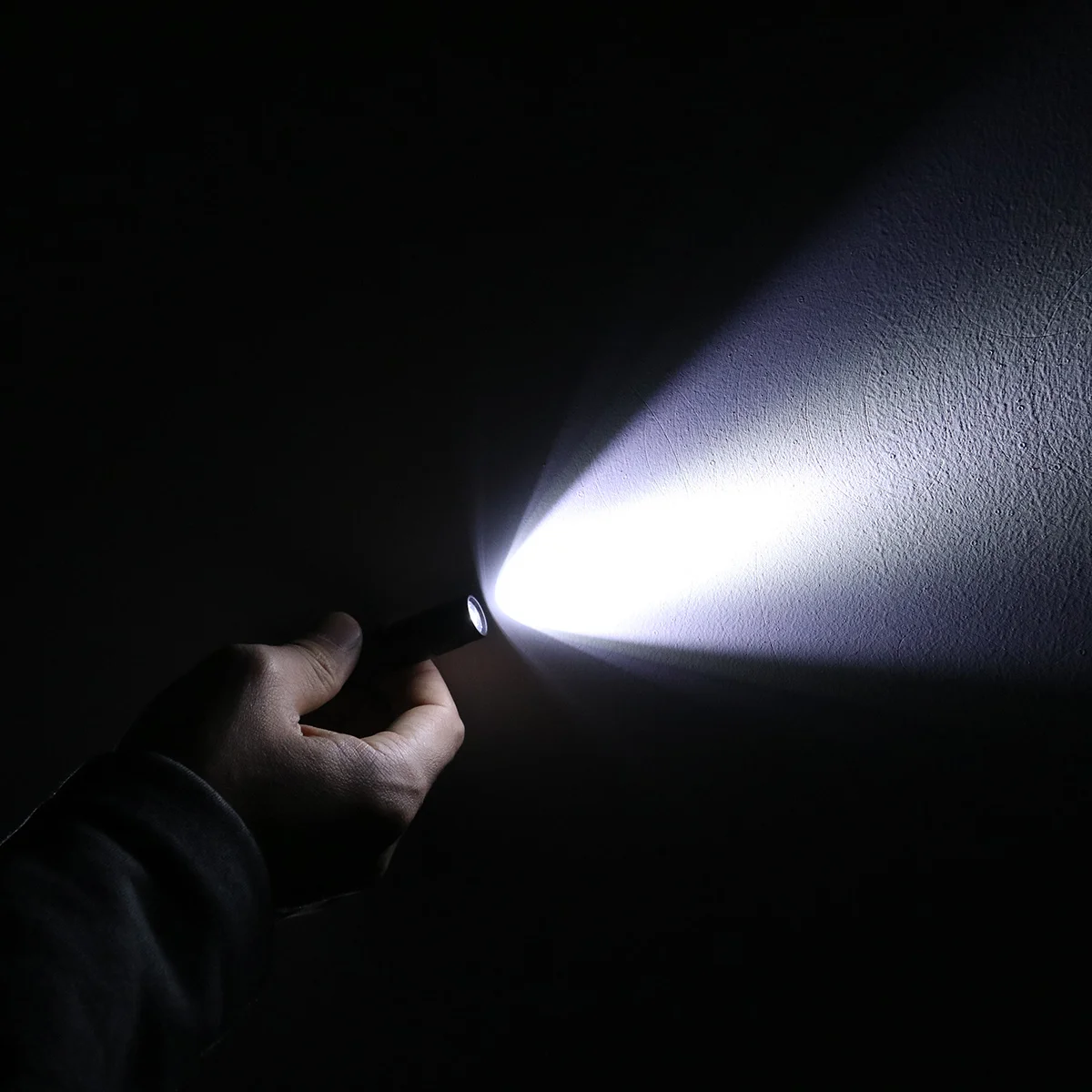 مصباح قلم LED صغير للجيب يعمل بالطاقة، مصباح يدوي مدمج فائق السطوع للتخييم والمشي لمسافات طويلة، شعلة صغيرة محمولة