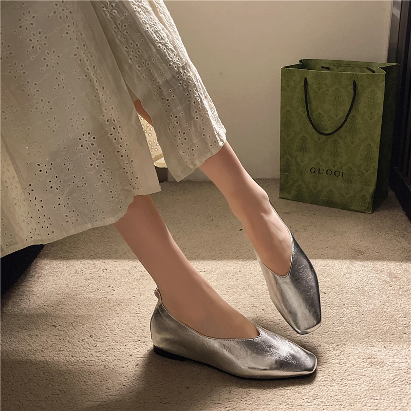 Damen-Ballerinas mit eckiger Zehenpartie, V-Ausschnitt, aus weichem Leder, zum Hineinschlüpfen, in Metallic-Gold- und Silberfarben, für das Büro. – Detail 11