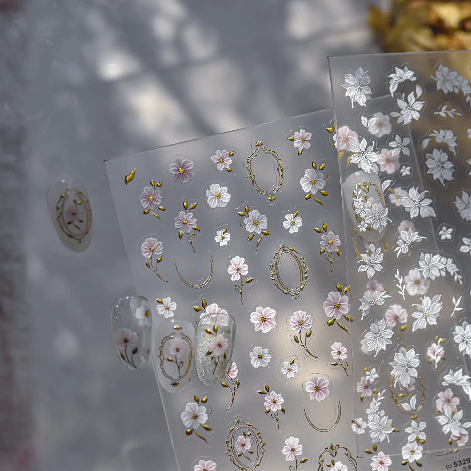 Naklejki 3D na paznokcie Luksusowe, pozłacane naklejki z kwiatami kameli, wykwintne białe kwiaty, samoprzylepne ozdoby do paznokci