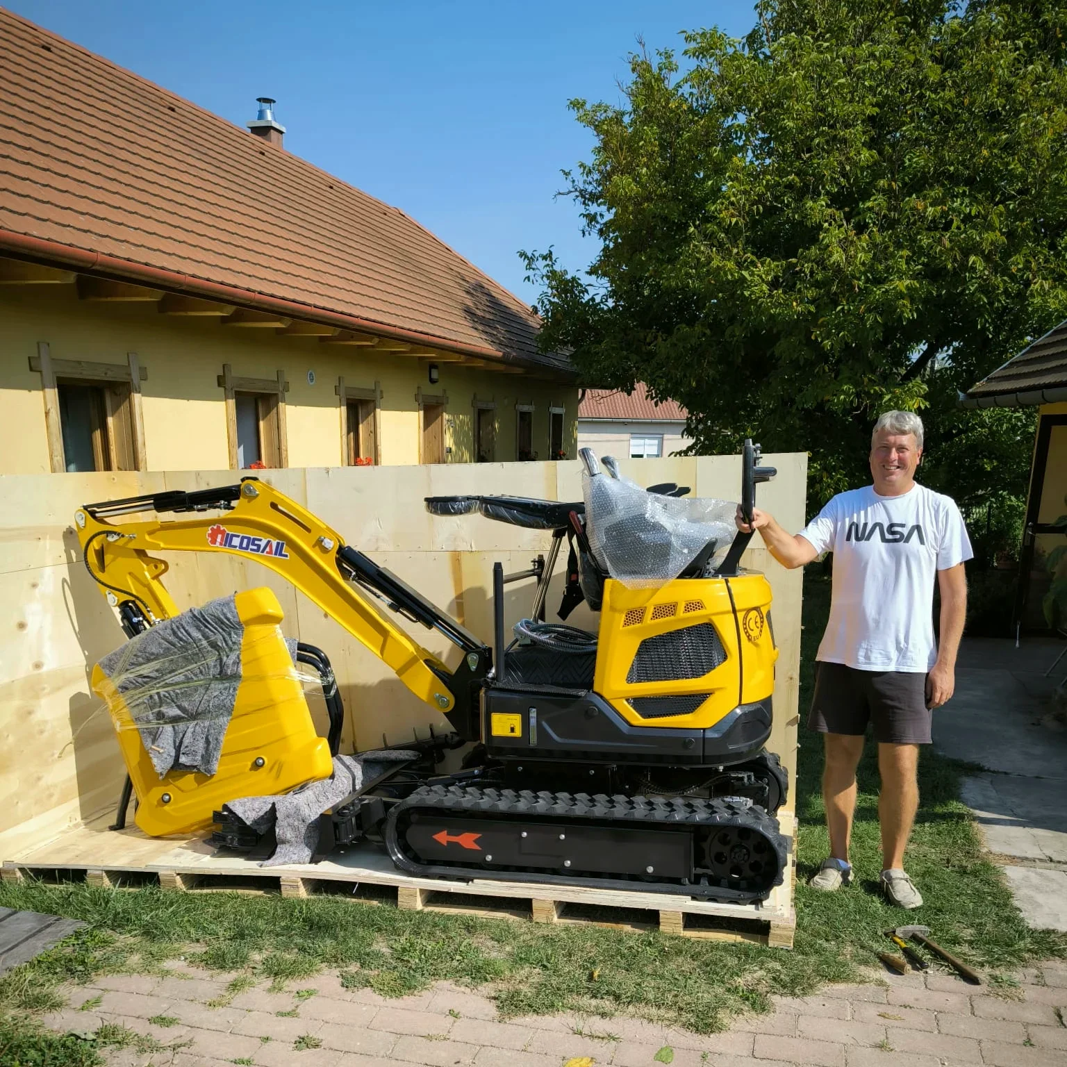 Minikoparka hydrauliczna o wadze 1,8 tony, sprzęt budowlany do inżynierii budowlanej i krajobrazowej.