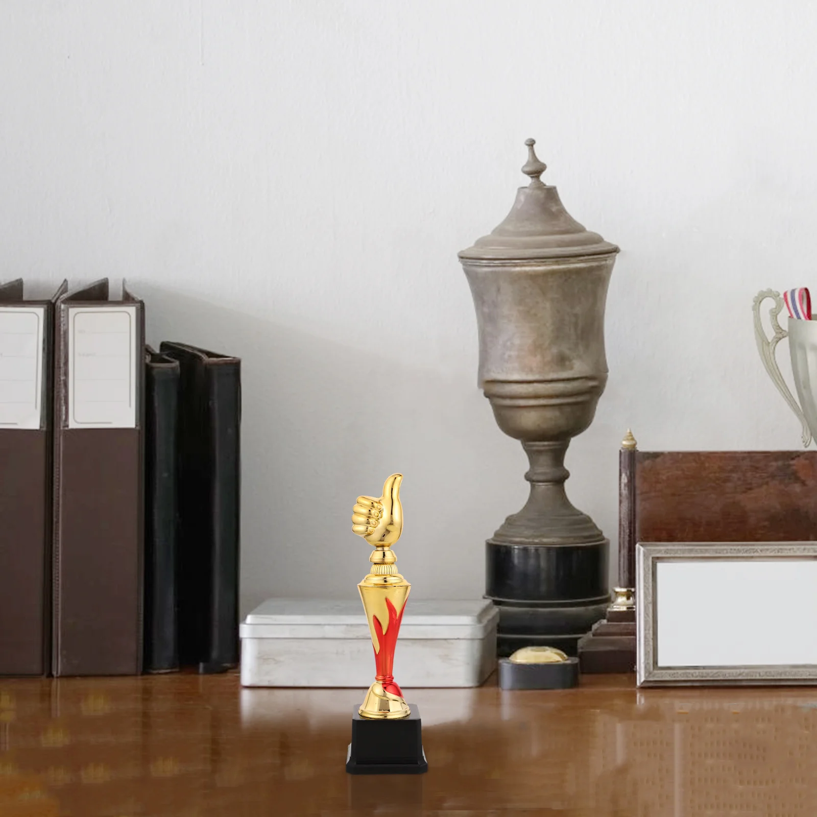 

Пластиковый трофей с большим пальцем вверх, золотая отделка для спортивных школьников, признание учителей, награды за благодарностью, футбольные трофеи