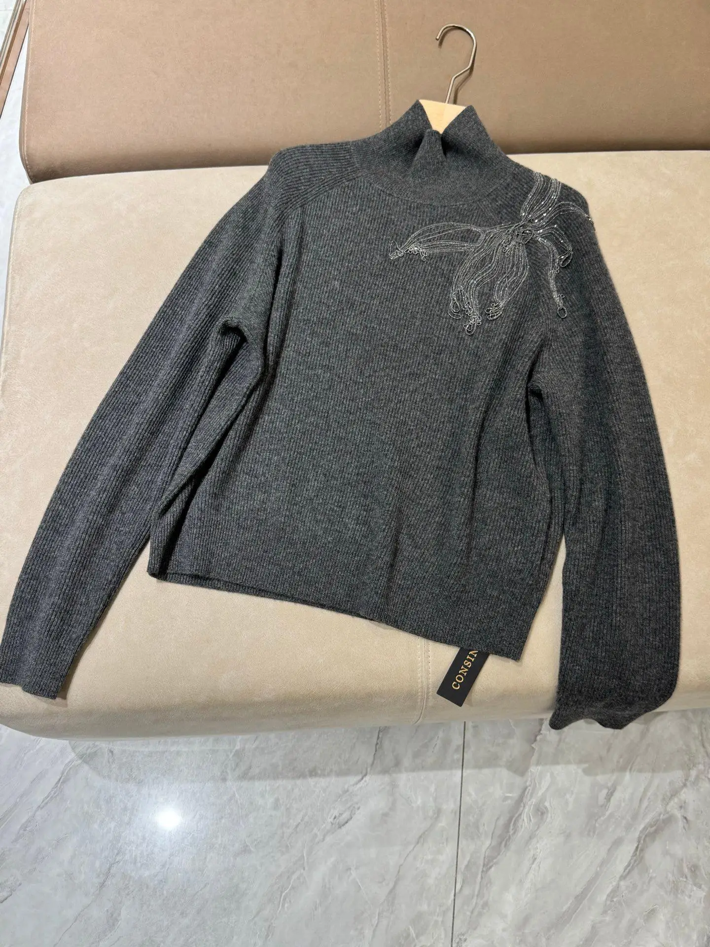 Lussuoso maglione da donna in maglia di cashmere al 100% con nappe a catena e collo medio alto