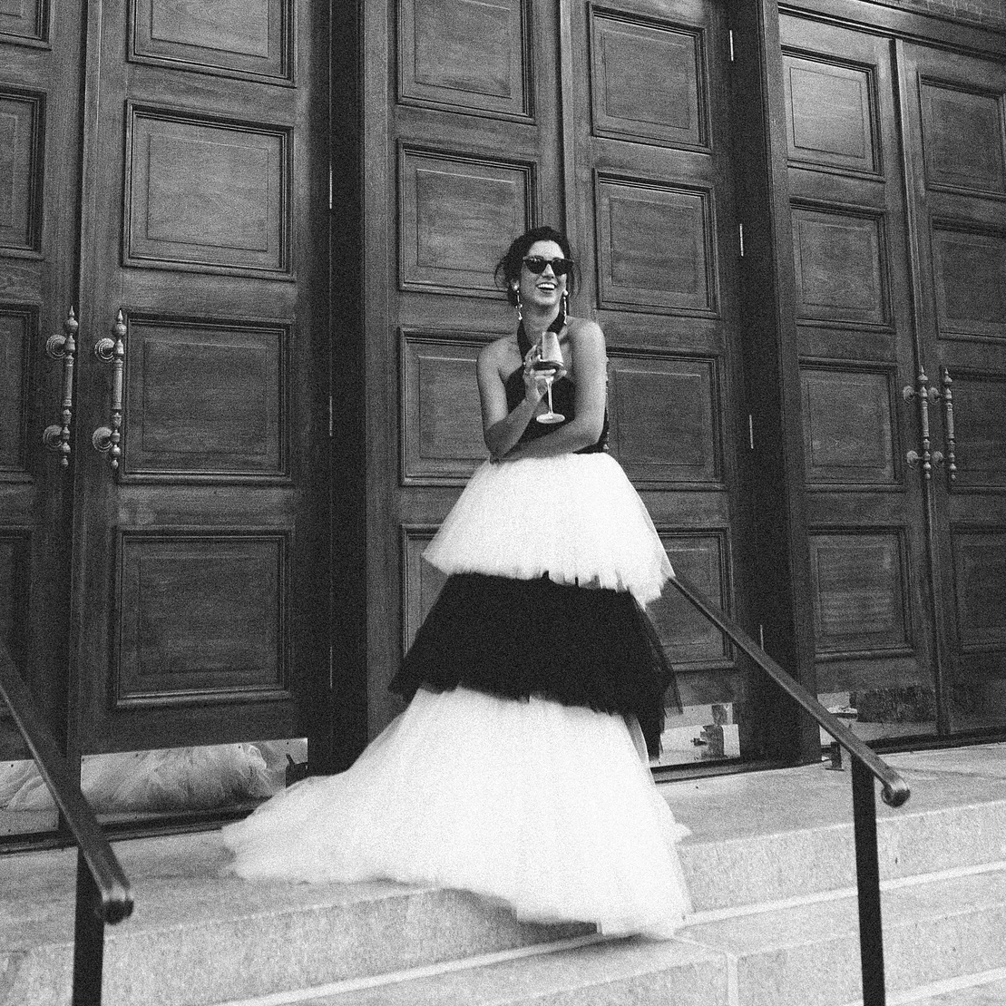 Sexy preto branco vestido de baile babados exuberante vestidos de noite longos halter sem costas fora do ombro uma linha vestido de festa tule em camadas