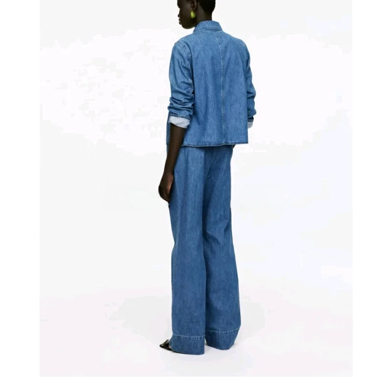 

Джинсовая куртка со свободной талией и поясом. Осенняя модная верхняя одежда и широкие брюки. Женский комплект с длинными пуговицами свека.