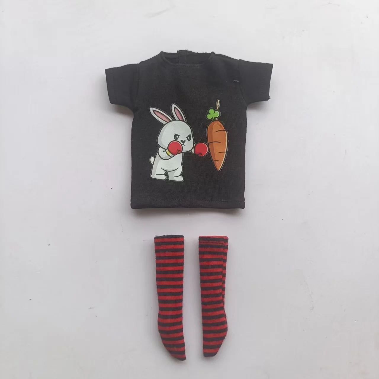 Handgefertigte OB24 1/6 Puppenkleidung, Cartoon-Print Kurzarm-T-Shirt + gestreifte Socken, kann als Zubehör für 1/6 Puppen verwendet werden. – Detail 6