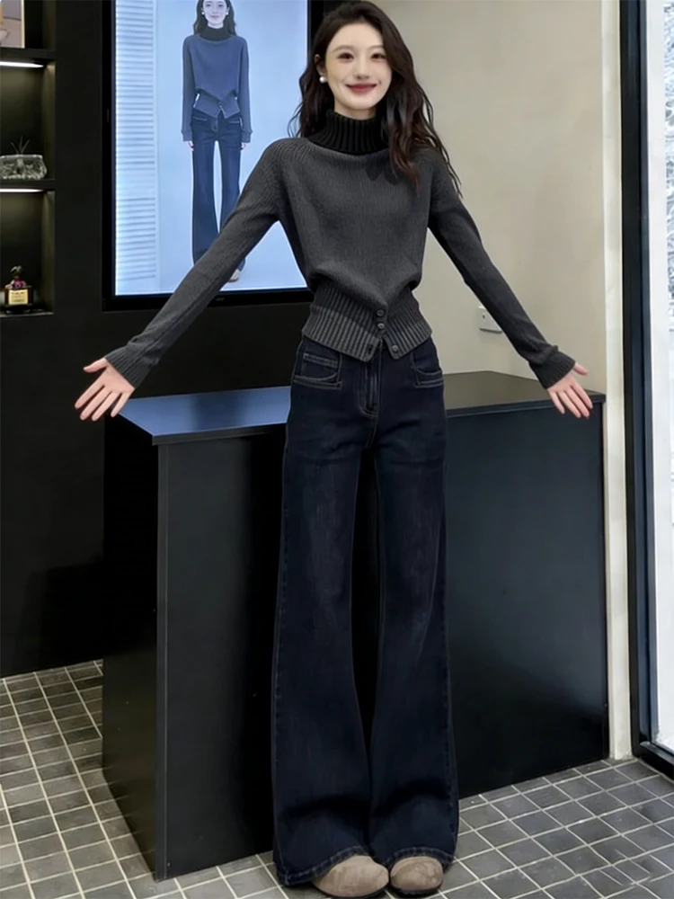 

Комплект из вязаного свитера с высоким воротником и джинсов с широкими штанинами для женщин, весна 2026, новый повседневный универсальный комплект из двух предметов, стройнящий силуэт