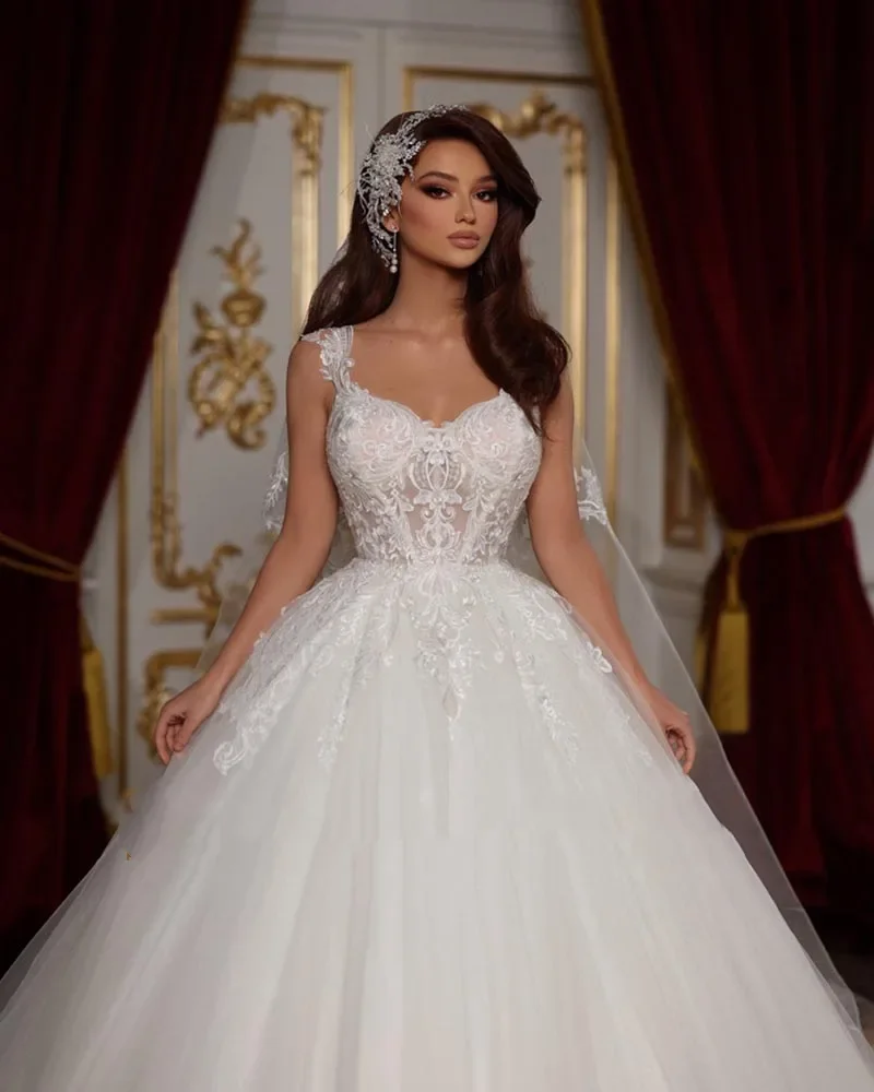 ชุดแต่งงานเจ้าสาวทรงเอไลน์แบบใหม่ล่าสุดจาก Flavinke คอวี แต่งมุกประดับด้านหลัง ติดซิปด้านหลัง รุ่น Robe De Mariée