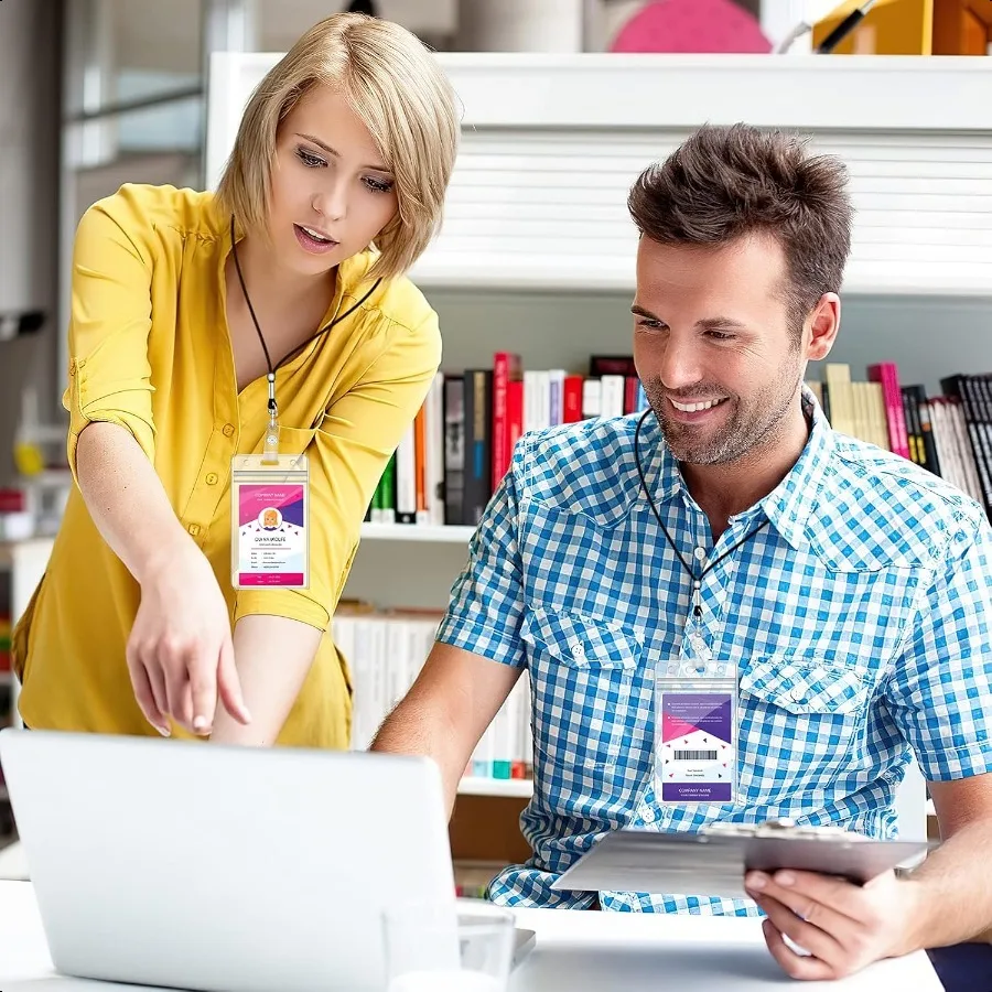 100 szt. Pionowych identyfikatorów z przezroczystego plastiku z wodoodpornym, zamykanym zamkiem błyskawicznym do identyfikacji.