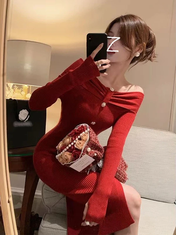 Francuski sweter dzianinowy, dopasowany, długi, damski, jesienno-zimowy, z wysokim stanem, rozcięciem z boku, zakładany na ramię, jako warstwa bazowa.