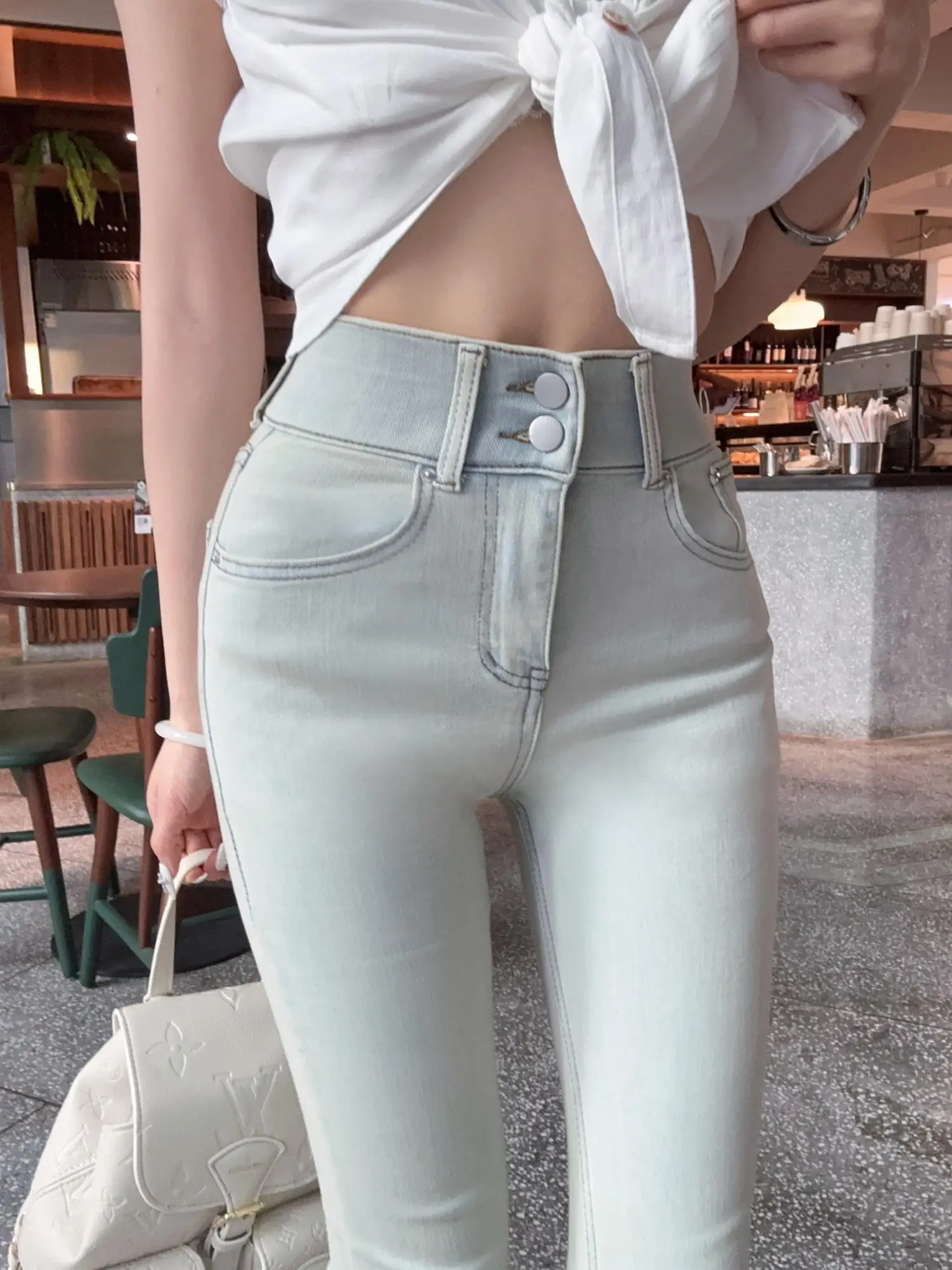 

Женские джинсы с высокой талией, облегающие, с эффектом потертости, светлые, расклешенные, из хлопкового стрейч-денима