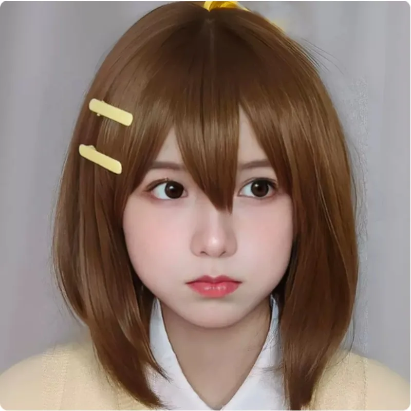 アニメ『ヒラサワ・ユイ』のコスプレ用、茶色のウィッグ。黄色のヘアクリップ付き、短い髪のスタイル。女性向けの合成ウィッグで、コミックコンベンションに最適。