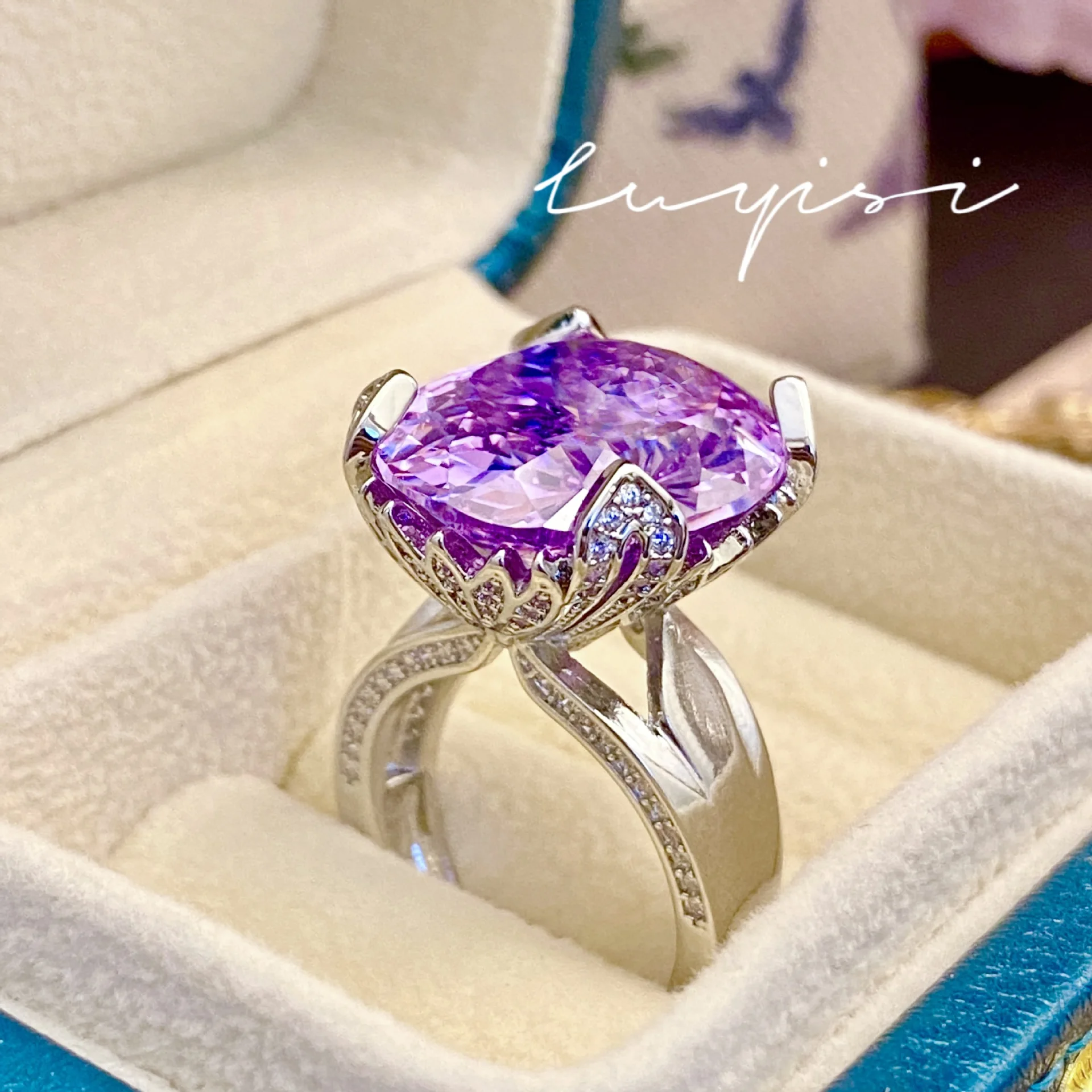 انفجار البث المباشر لمشاهير الإنترنت مليء بحلقة اللوتس الماسية البسيطة متعددة الاستخدامات من الليثيوم الأرجواني Hui عالية الكربون الماس p