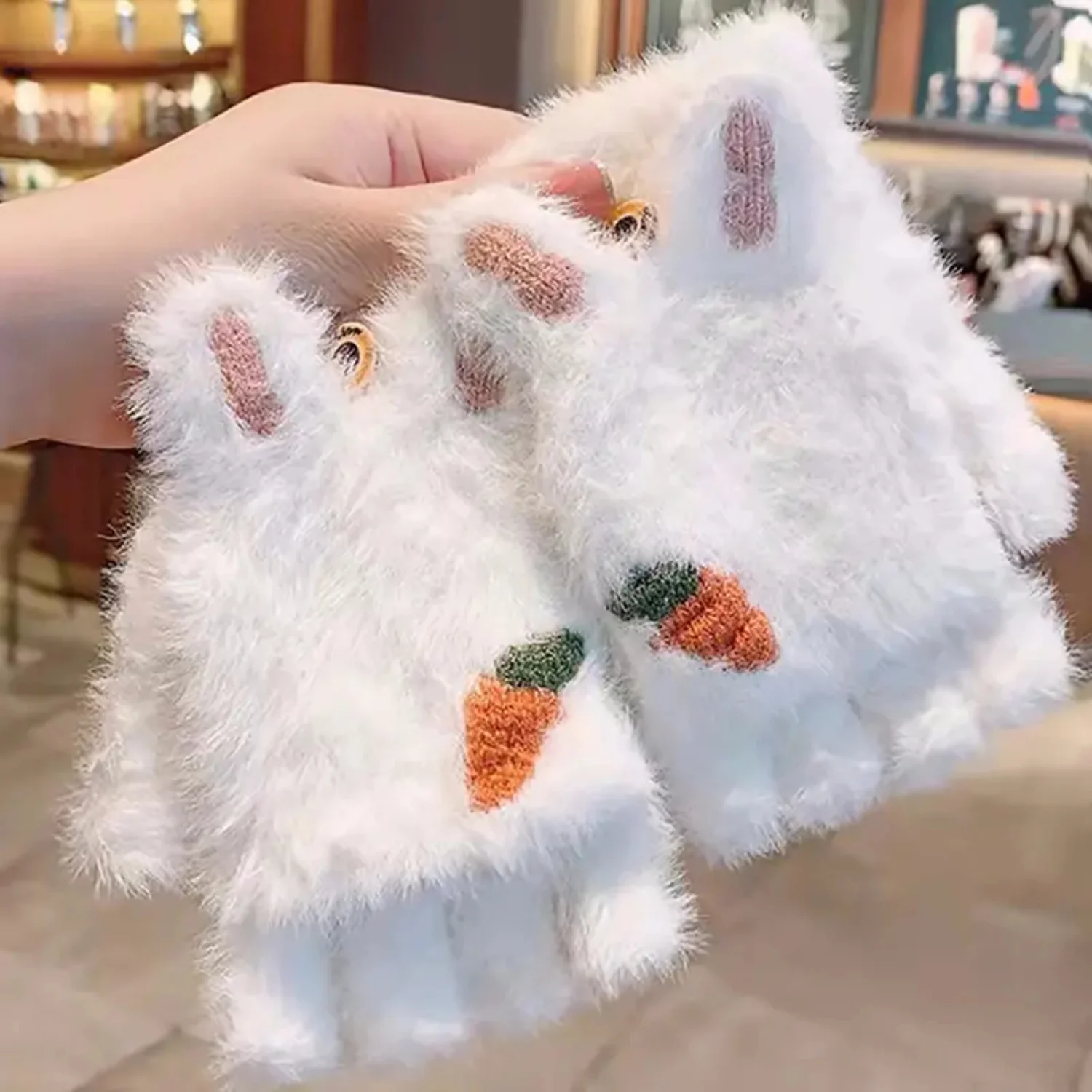 Guanti di coniglio di peluche bianchi