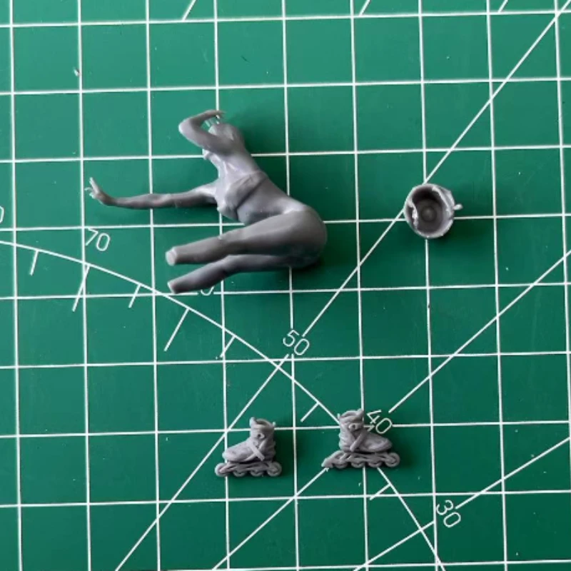 1/35 Scale Resin Figure Assembled Model Kit Modern Roller Skates Girl In Military Helmet Unassembled and Unpainted Diorama 730