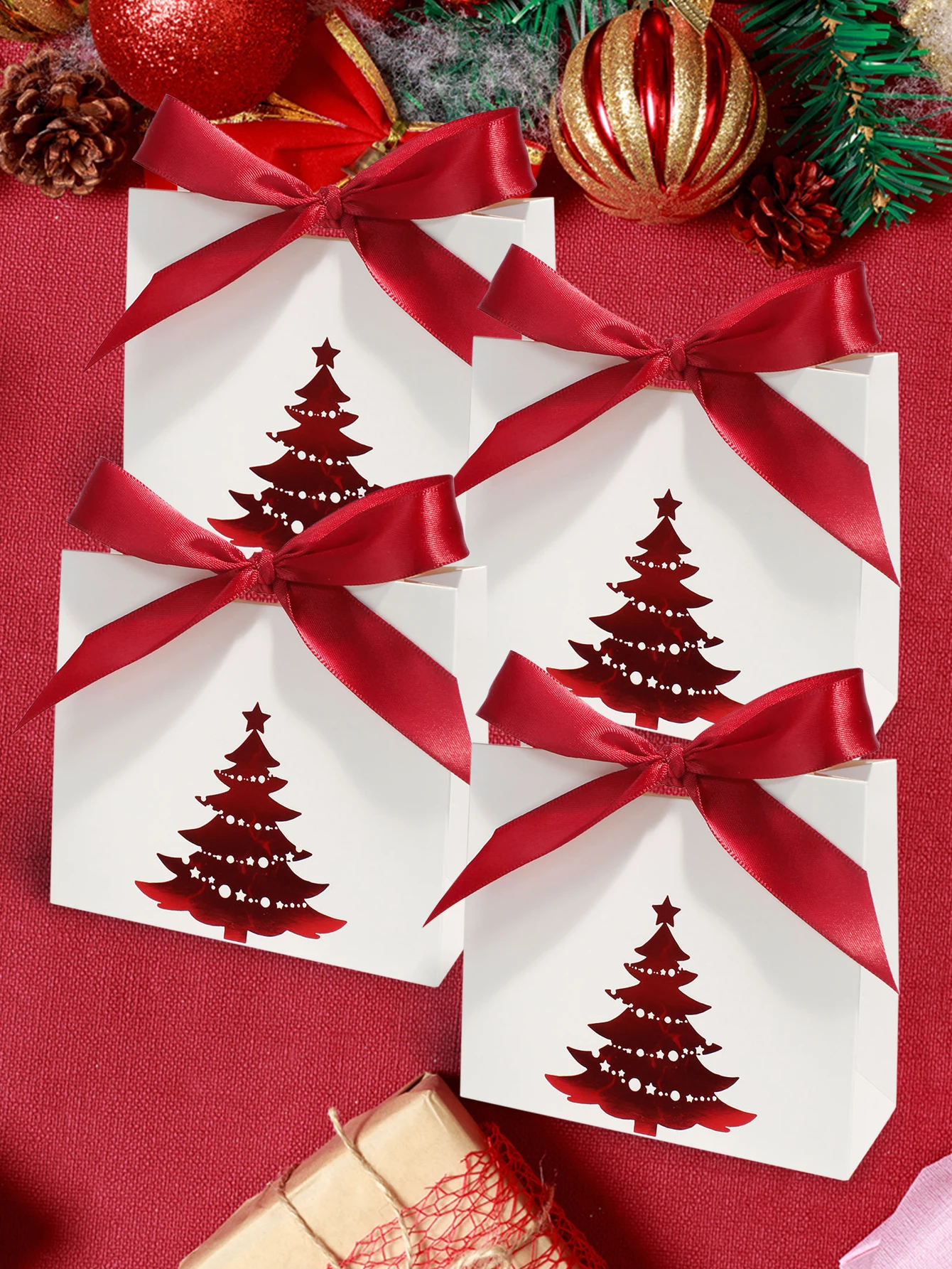 Happy Christmas candy box, children\'s gift box, festive decoration atmosphere, and candy placement
