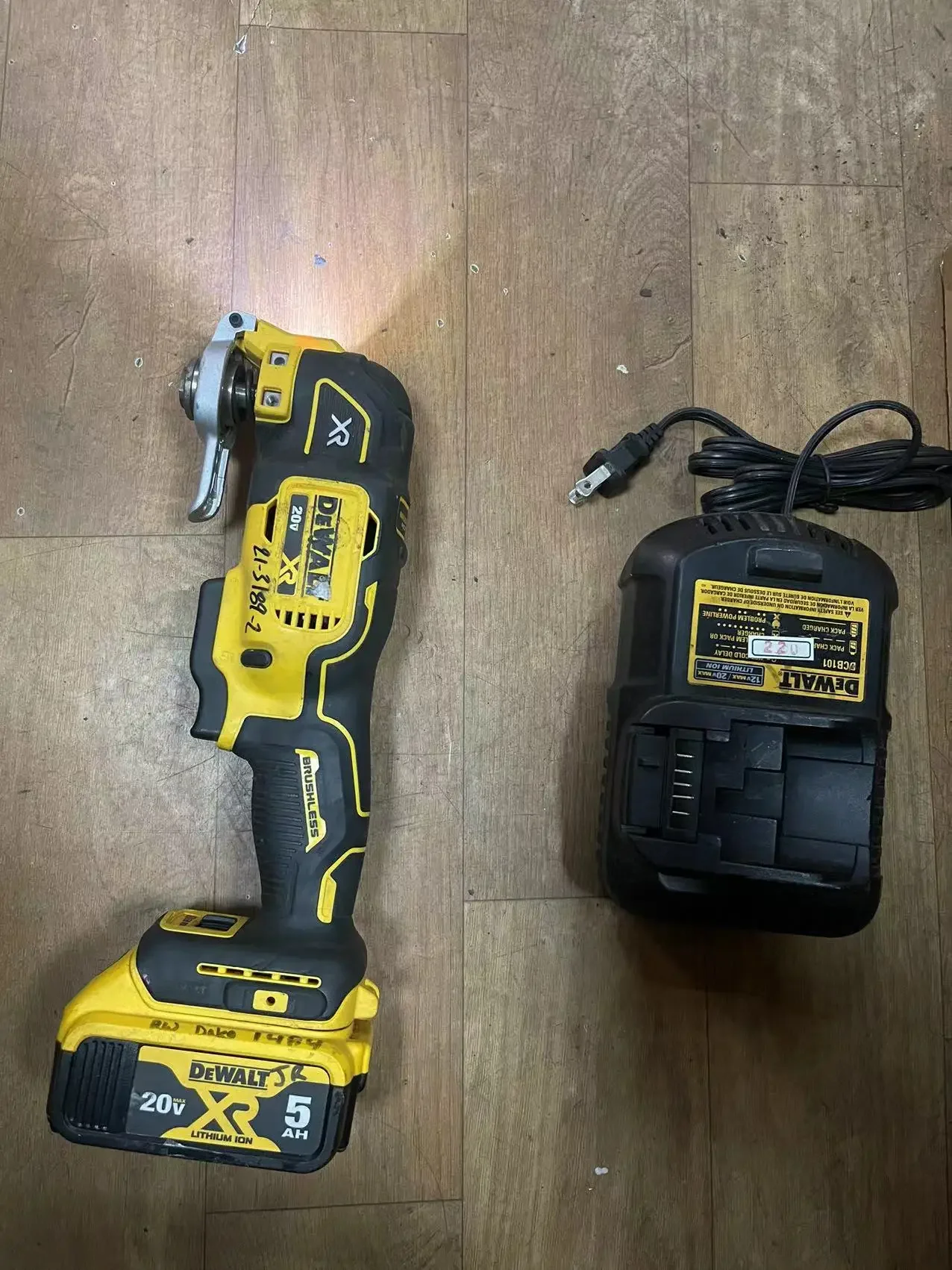 DEWALT 18V DCS356 Brushless Oscillating Multi Tool ,SECOND HAND ,WITH 5AMP BATTERY AND CHARGER