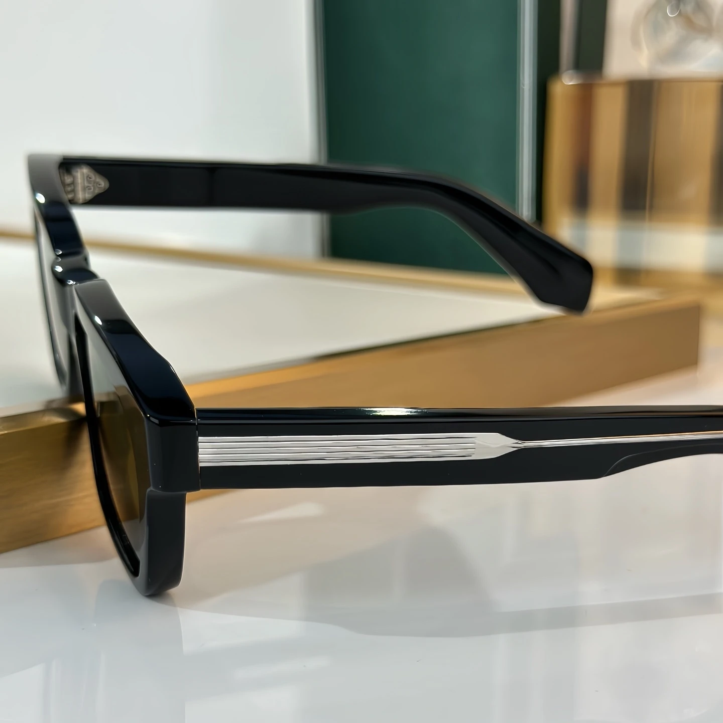 MOLINO Fashion Sunglasses Man Woman,Iconic Silver Striped Temple Design,UV Blocking Dark Lens,Effortlessly Upgrade Daily Outfit