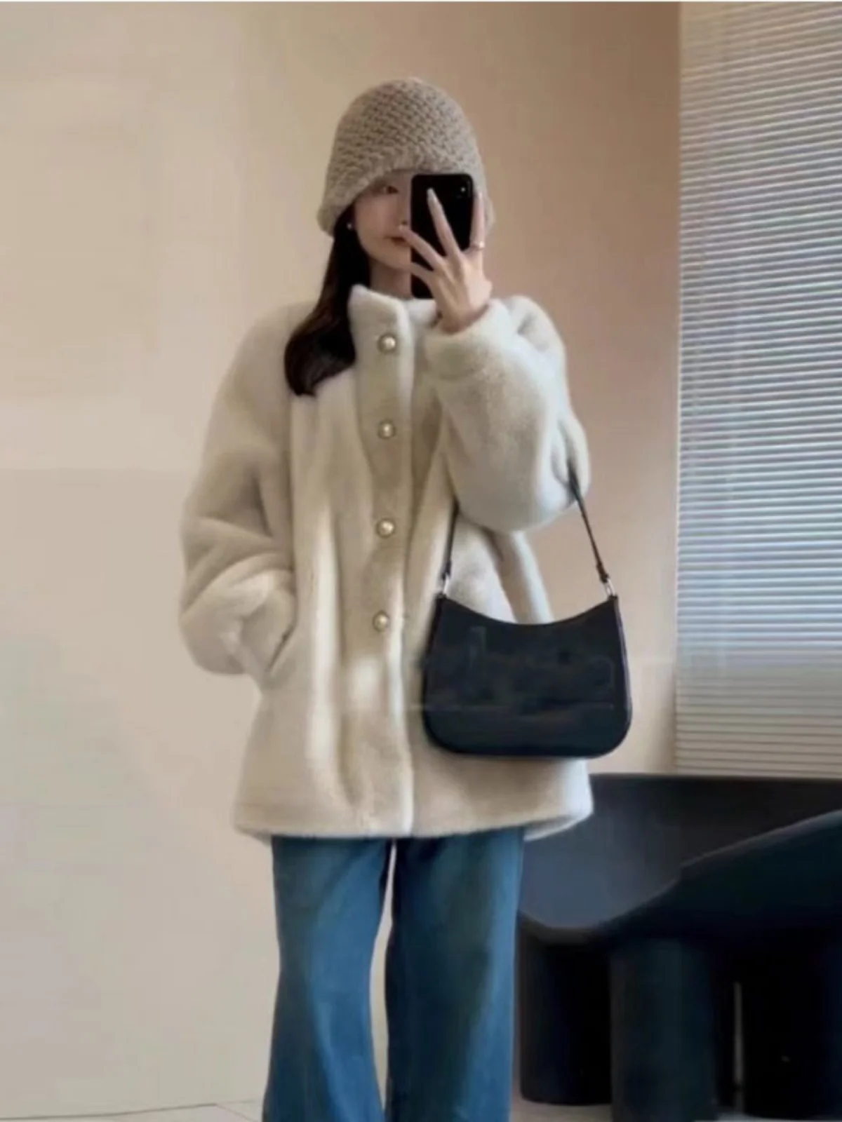 

Lamb Wool Jacket Woman Outfit Contrast Cuff Sleeve Fit Different Joint Dimension Distinct Connection Measure Dissimilar Junction