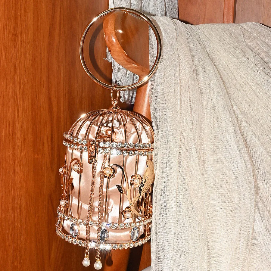 Metallische Hohltasche in Vogelkäfig-Optik, glänzend und unflexibel, mit Strassbesetzten Blumen, hochwertige tragbare Abendtasche. – Detail 4