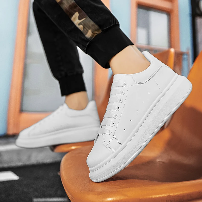 أحذية بيضاء صغيرة للرجال النسخة الكورية الربيعية من الأحذية الرياضية غير الرسمية للرجال مع أحذية مسطحة للطلاب بنعل ناعم
